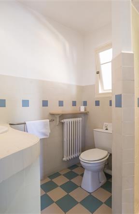 La salle d'eau d'un appartement de l'hôtel Val Duchesse à Cagnes-sur-Mer